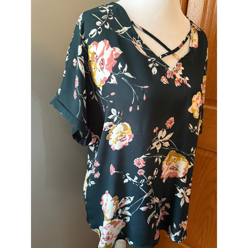 Maurices Green Floral Tunic Top Size Large - Picture 2 of 5
